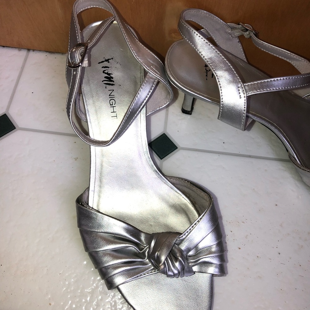 Silver Heels - Picture 5 of 8
